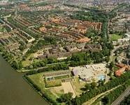 85548 Luchtfoto van het Centraal Militair Hospitaal (Joseph Haydnlaan 2) te Utrecht, uit het zuidwesten. Op de ...